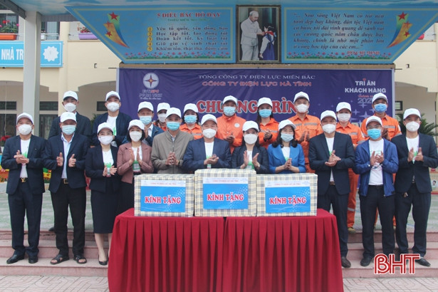 Học sinh tiểu học ở Hà Tĩnh học cách sử dụng điện tiết kiệm, hiệu quả