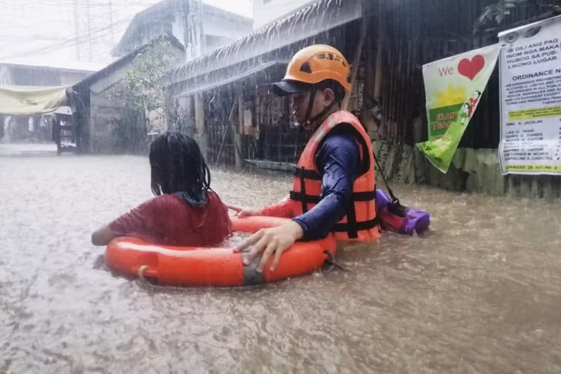 Bão Rai gây mưa lũ lớn ở Philippines, gần 100.000 người phải sơ tán