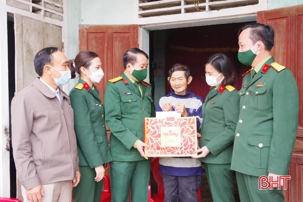 Lãnh đạo Bộ CHQS tỉnh Hà Tĩnh thăm hỏi gia đình chính sách