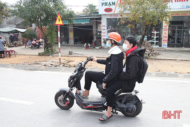 Xử phạt nhiều học sinh đi xe máy điện vi phạm an toàn giao thông ở TP Hà Tĩnh