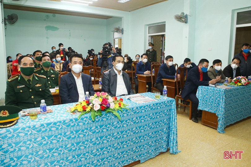 Chủ tịch UBND tỉnh dự lễ trao 4.000 lá cờ Tổ quốc đồng hành cùng ngư dân Hà Tĩnh bám biển