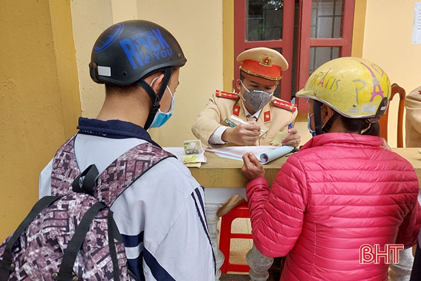 Xử phạt nhiều học sinh đi xe máy điện vi phạm an toàn giao thông ở TP Hà Tĩnh