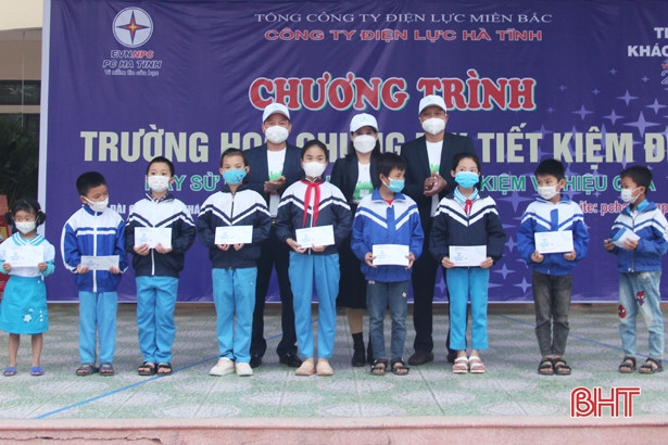 Học sinh tiểu học ở Hà Tĩnh học cách sử dụng điện tiết kiệm, hiệu quả