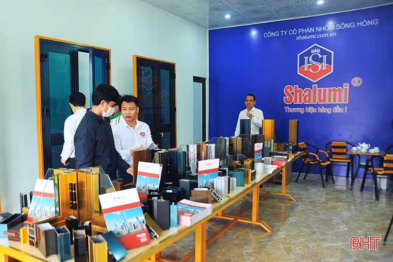 Khai trương showroom nhôm Sông Hồng Shalumi tại TP Hà Tĩnh