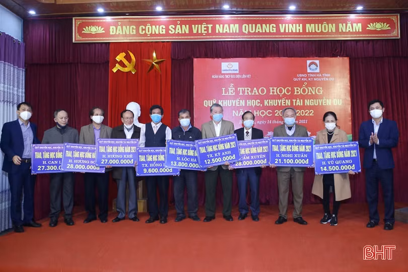 Quỹ Khuyến học - khuyến tài Nguyễn Du trao 349 suất học bổng cho học sinh, sinh viên