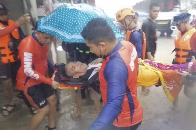 Bão Rai gây mưa lũ lớn ở Philippines, gần 100.000 người phải sơ tán