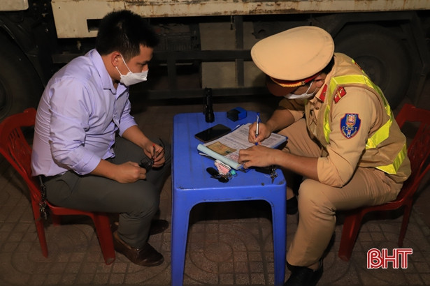 CSGT Công an Nghi Xuân xử phạt 20 tài xế vi phạm nồng độ cồn và các vi phạm giao thông