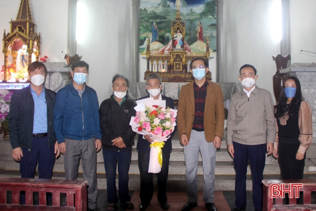 Lãnh đạo huyện Thạch Hà chúc mừng bà con giáo dân dịp Noel