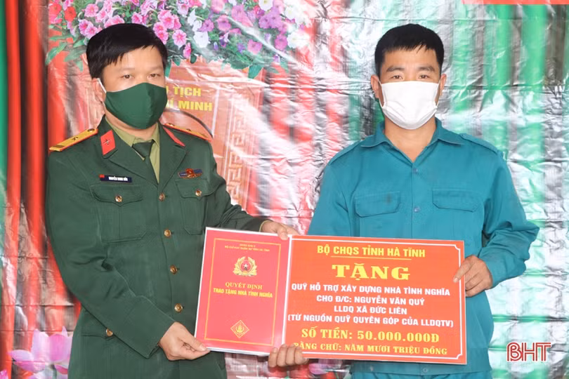 Bộ CHQS tỉnh tặng quà gia đình chính sách, hỗ trợ xây nhà ở Nghi Xuân, Vũ Quang