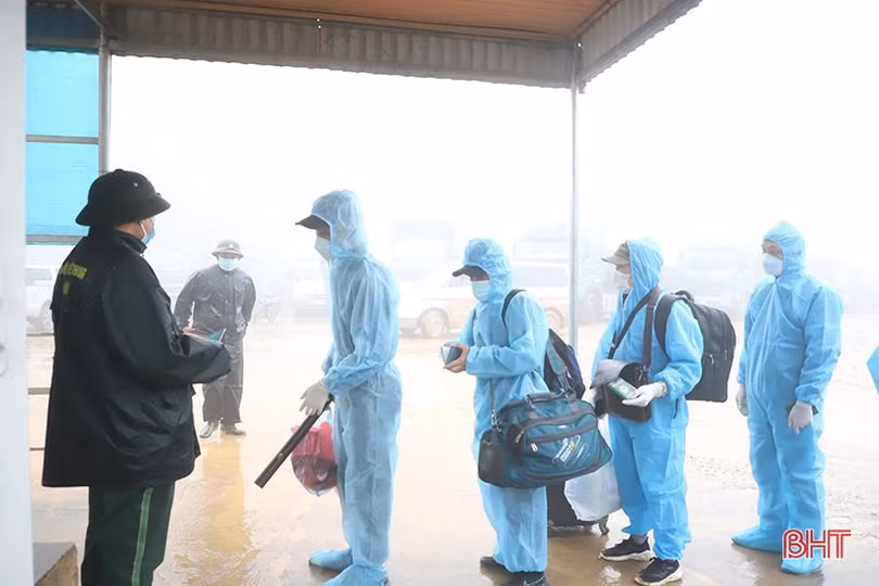 Cầu Treo nhộn nhịp thông thương những ngày cuối năm