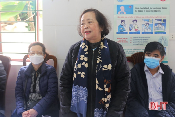 GS.TS Trần Thị Phương Mai tặng các thiết bị y tế gần 400 triệu đồng cho quê nhà