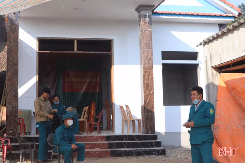 Bộ CHQS tỉnh tặng quà gia đình chính sách, hỗ trợ xây nhà ở Nghi Xuân, Vũ Quang