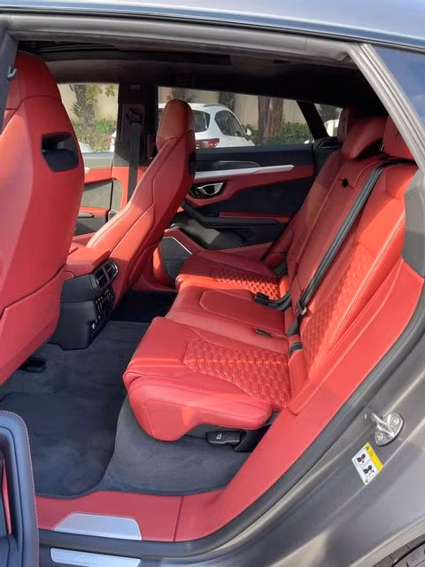 Siêu xe Lamborghini Urus với ngoại thất màu lạ mắt về Việt Nam