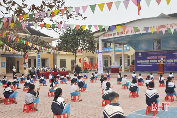 Học sinh tiểu học ở Hà Tĩnh học cách sử dụng điện tiết kiệm, hiệu quả