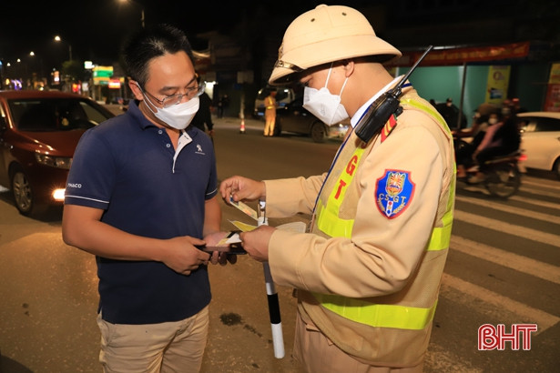 CSGT Công an Nghi Xuân xử phạt 20 tài xế vi phạm nồng độ cồn và các vi phạm giao thông