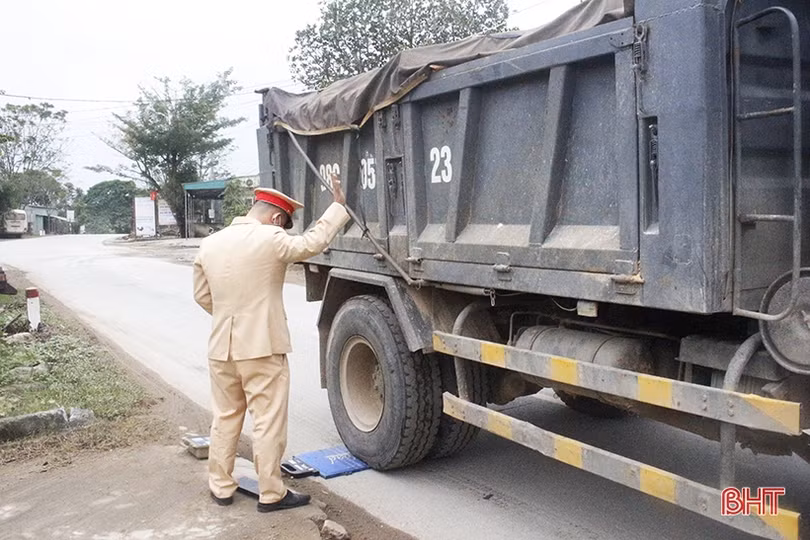 Can Lộc: Xử phạt nhiều phương tiện vận tải cơi nới thành thùng, quá tải