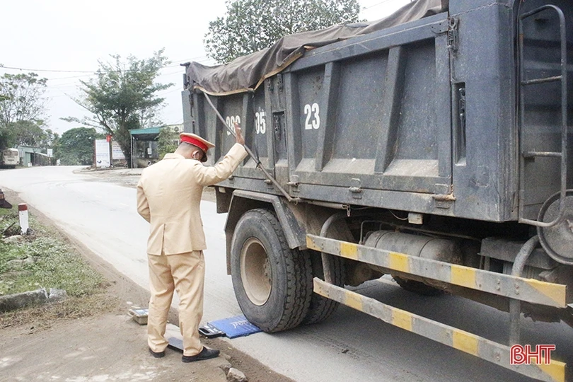 Can Lộc: Xử phạt nhiều phương tiện vận tải cơi nới thành thùng, quá tải
