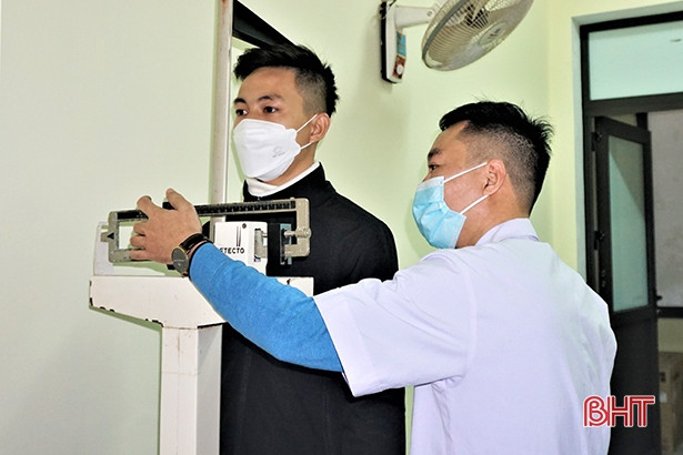 492 thanh niên Hương Khê tham gia khám tuyển nghĩa vụ quân sự, công an