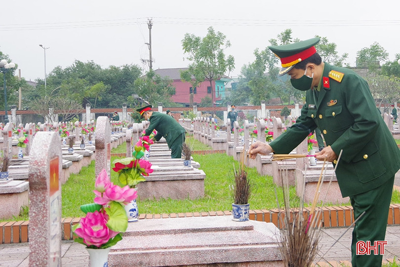 Cán bộ, chiến sỹ LLVT Hà Tĩnh dâng hương tưởng niệm Bác Hồ và các anh hùng liệt sỹ