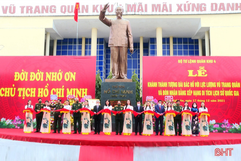 Chủ tịch UBND tỉnh Hà Tĩnh dự lễ khánh thành Tượng đài Bác Hồ với LLVT Quân khu 4