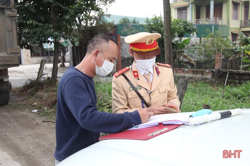 Can Lộc: Xử phạt nhiều phương tiện vận tải cơi nới thành thùng, quá tải