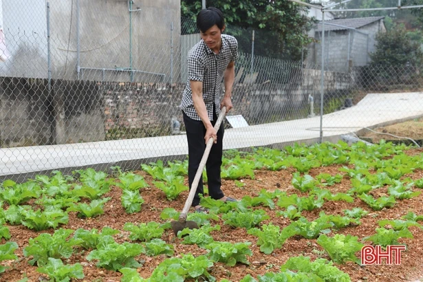 Người đàn ông Hà Tĩnh sáng chế thành công máy tách hạt ngô