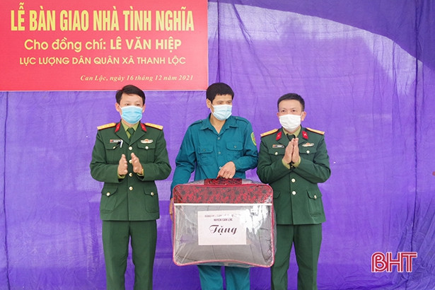 Bàn giao nhà tình nghĩa cho chiến sỹ dân quân tự vệ có hoàn cảnh khó khăn