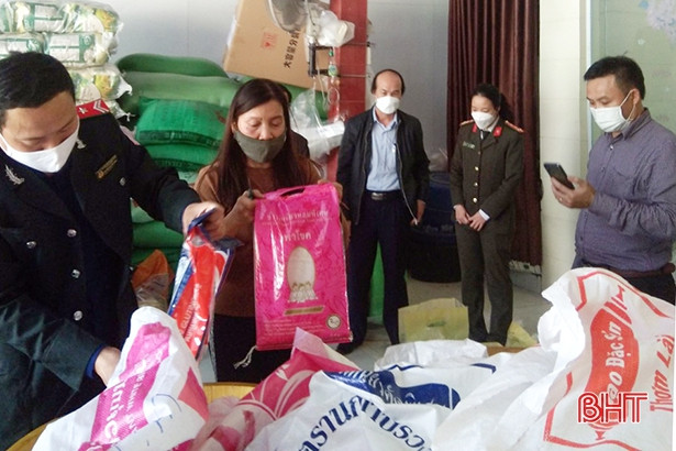 Một đại lý kinh doanh gạo ở TP Hà Tĩnh bị xử phạt 30 triệu đồng vì bán hàng giả bao bì, nhãn hiệu