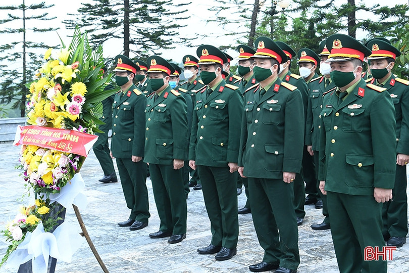 Cán bộ, chiến sỹ LLVT Hà Tĩnh dâng hương tưởng niệm Bác Hồ và các anh hùng liệt sỹ