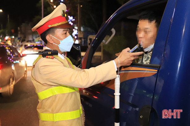 CSGT Công an Nghi Xuân xử phạt 20 tài xế vi phạm nồng độ cồn và các vi phạm giao thông