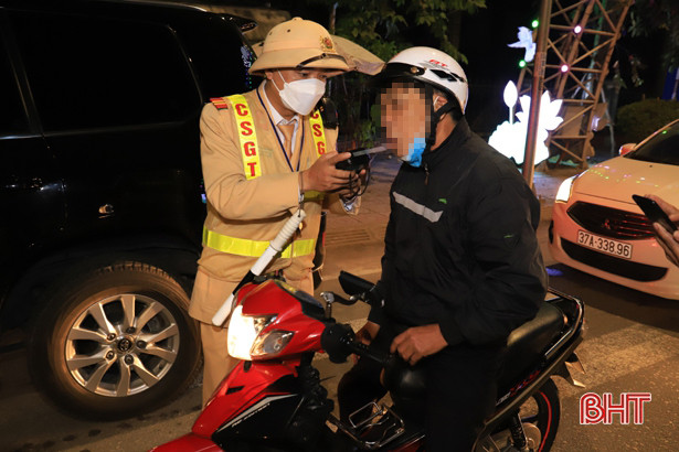 CSGT Công an Nghi Xuân xử phạt 20 tài xế vi phạm nồng độ cồn và các vi phạm giao thông