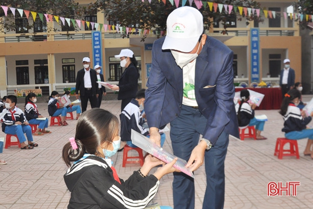 Học sinh tiểu học ở Hà Tĩnh học cách sử dụng điện tiết kiệm, hiệu quả