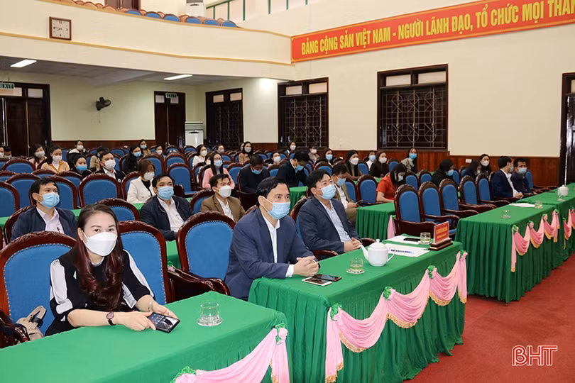 TX Kỳ Anh trao quyết định tuyển dụng cho 44 giáo viên