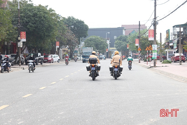 Xử phạt nhiều học sinh đi xe máy điện vi phạm an toàn giao thông ở TP Hà Tĩnh