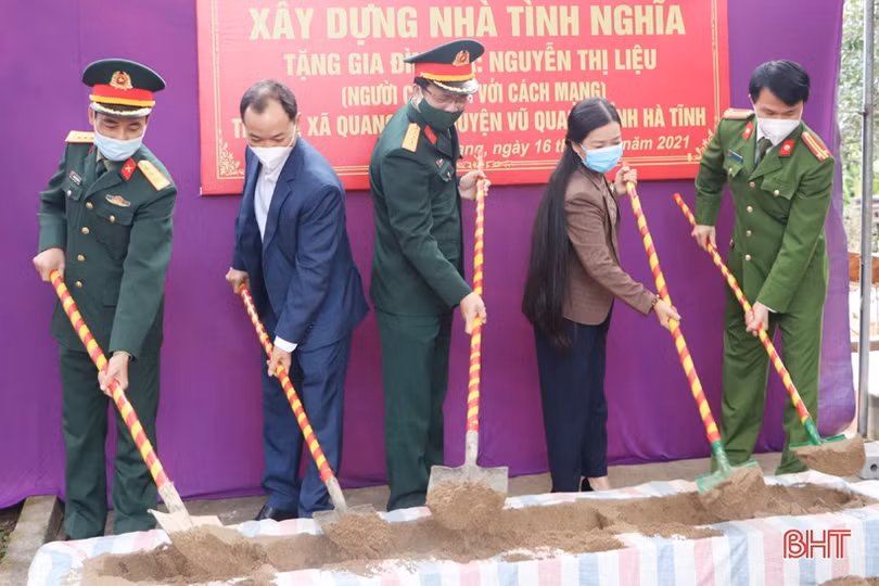 Bộ CHQS tỉnh tặng quà gia đình chính sách, hỗ trợ xây nhà ở Nghi Xuân, Vũ Quang