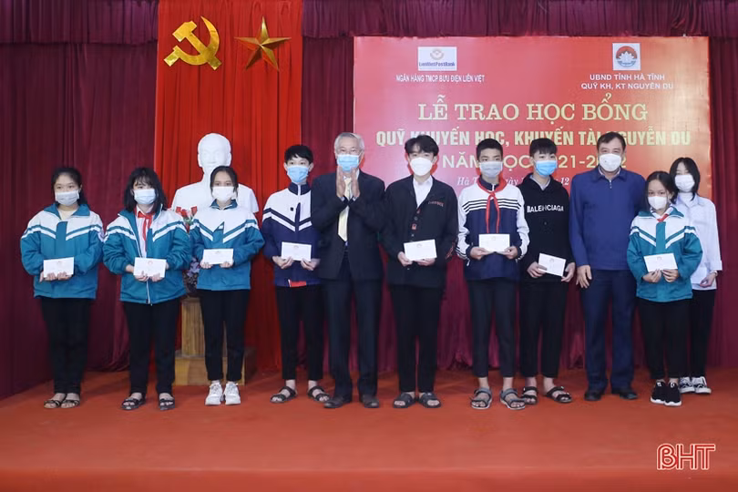 Quỹ Khuyến học - khuyến tài Nguyễn Du trao 349 suất học bổng cho học sinh, sinh viên