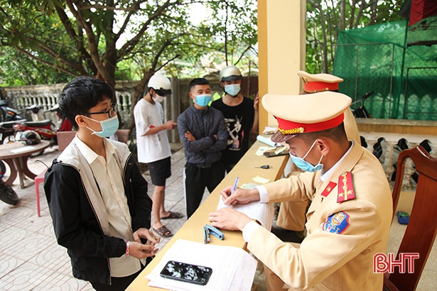 Xử phạt nhiều học sinh đi xe máy điện vi phạm an toàn giao thông ở TP Hà Tĩnh