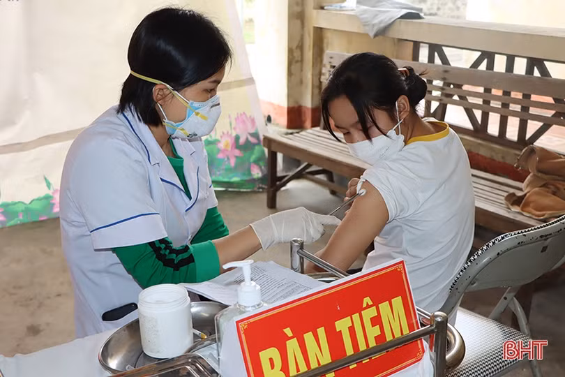 Các địa phương Hà Tĩnh tiếp tục tiêm vắc-xin phòng COVID-19 cho người từ 12 đến dưới 18 tuổi