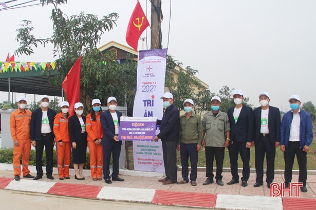 Học sinh tiểu học ở Hà Tĩnh học cách sử dụng điện tiết kiệm, hiệu quả