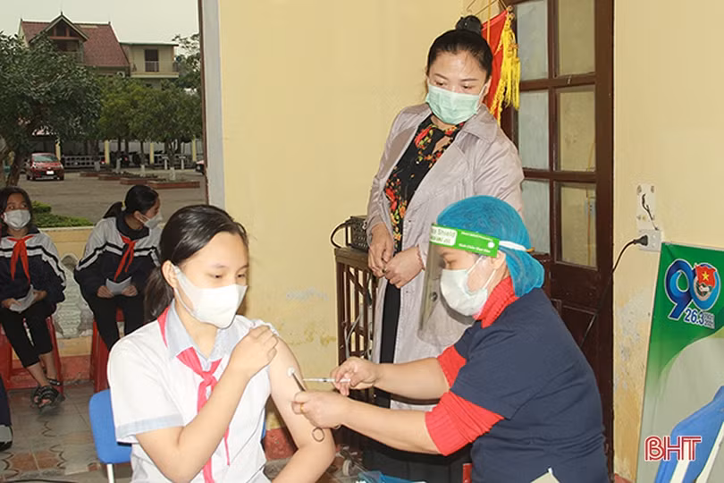 Các địa phương Hà Tĩnh tiếp tục tiêm phòng COVID-19 cho người từ 12 đến dưới 18 tuổi