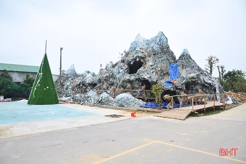 Trưởng ban Tuyên giáo Tỉnh ủy Hà Tĩnh chúc mừng Giáng sinh tại Giáo hạt Ngô Xá