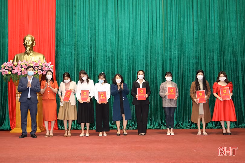 TX Kỳ Anh trao quyết định tuyển dụng cho 44 giáo viên