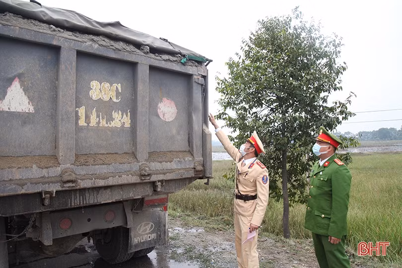 Can Lộc: Xử phạt nhiều phương tiện vận tải cơi nới thành thùng, quá tải