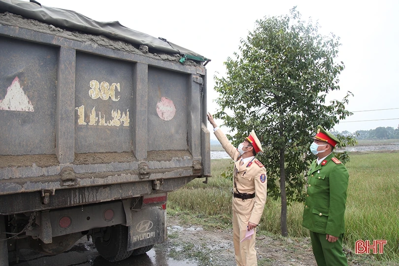 Can Lộc: Xử phạt nhiều phương tiện vận tải cơi nới thành thùng, quá tải