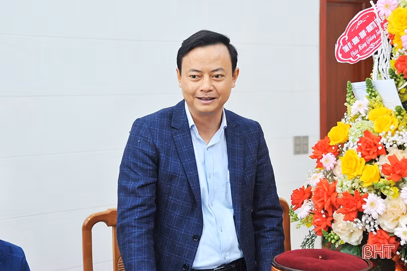 Trưởng ban Tuyên giáo Tỉnh ủy Hà Tĩnh chúc mừng Giáng sinh tại Giáo hạt Ngô Xá