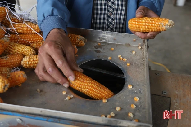 Người đàn ông Hà Tĩnh sáng chế thành công máy tách hạt ngô