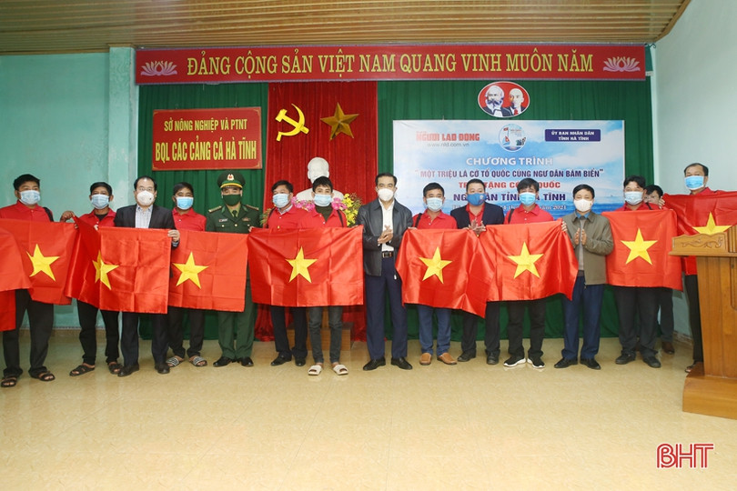 Chủ tịch UBND tỉnh dự lễ trao 4.000 lá cờ Tổ quốc đồng hành cùng ngư dân Hà Tĩnh bám biển