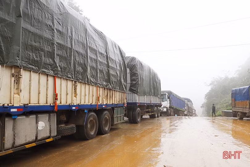 Cầu Treo nhộn nhịp thông thương những ngày cuối năm