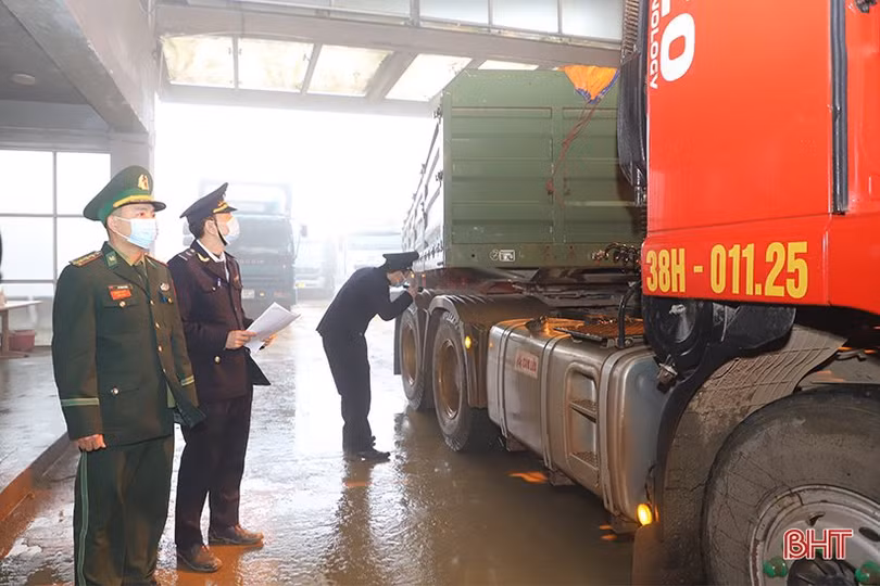 Cầu Treo nhộn nhịp thông thương những ngày cuối năm