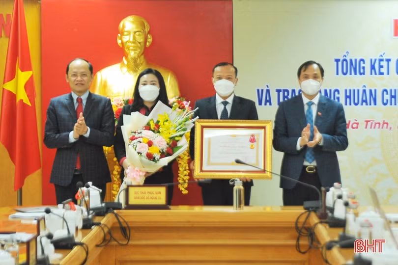 Sở Ngoại vụ Hà Tĩnh đón nhận Huân chương Lao động hạng Nhì
